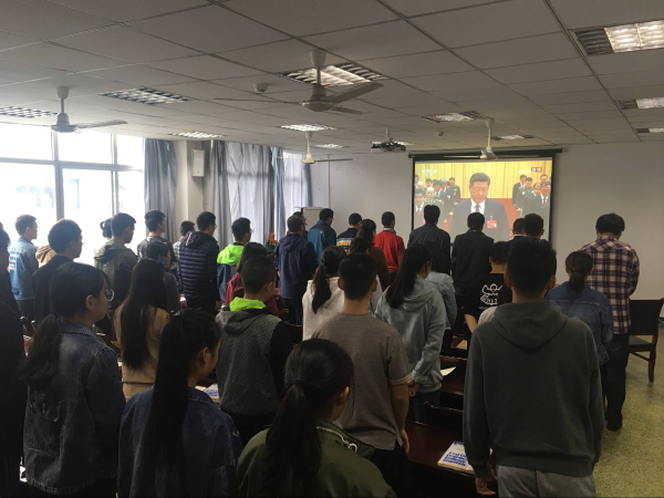 sbo利记师生集中观看第十九次全国代表大会开幕式2.png